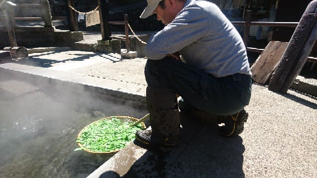 麻釜で茹でる「野沢菜の間引き菜」