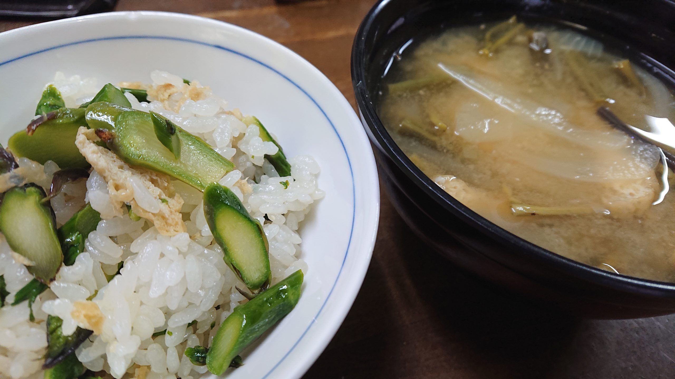 アスパラの混ぜご飯とワラビの味噌汁